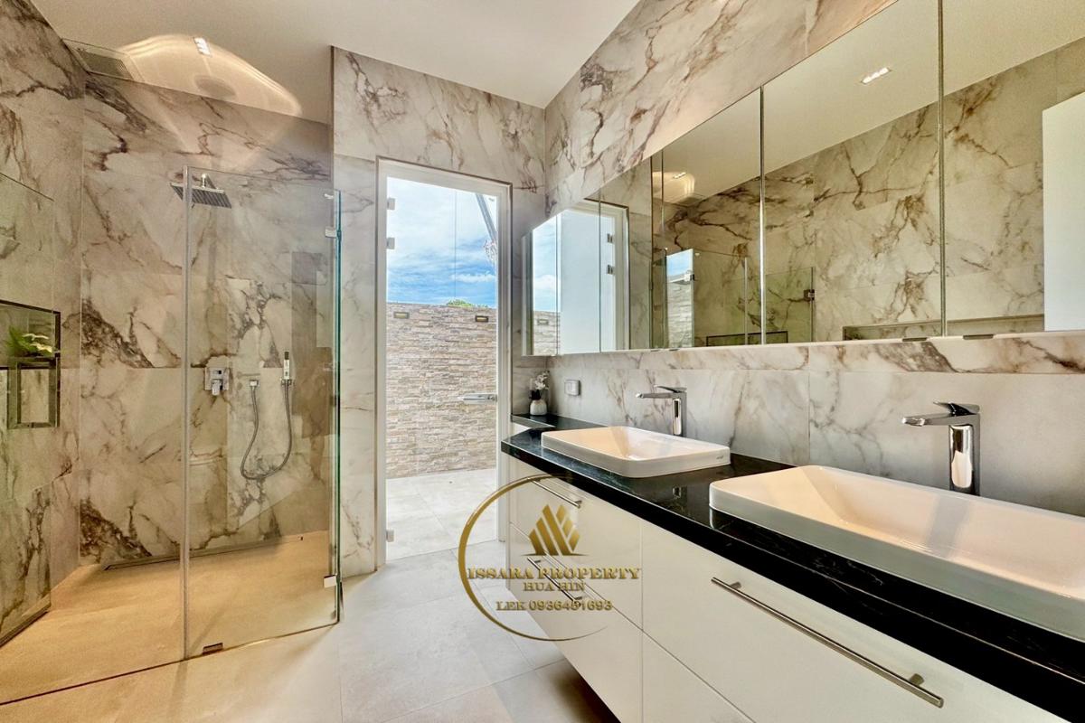 Quality Pool Villa Near Black Mountain Golf Course For Sale