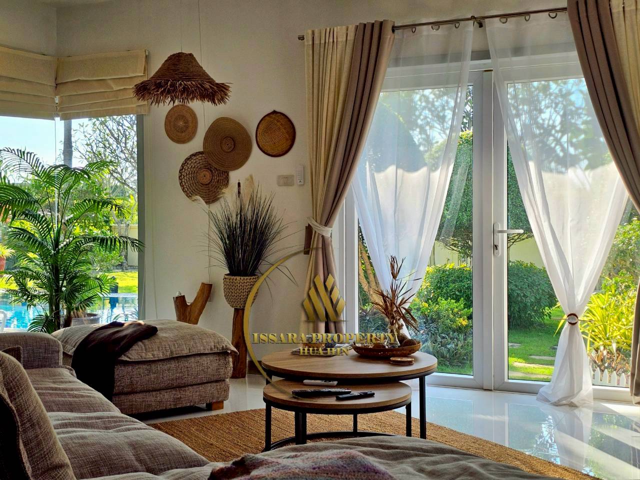 Luxury Tropical Pool Villa for Sale – Spacious Living in Prime Hua Hin Location