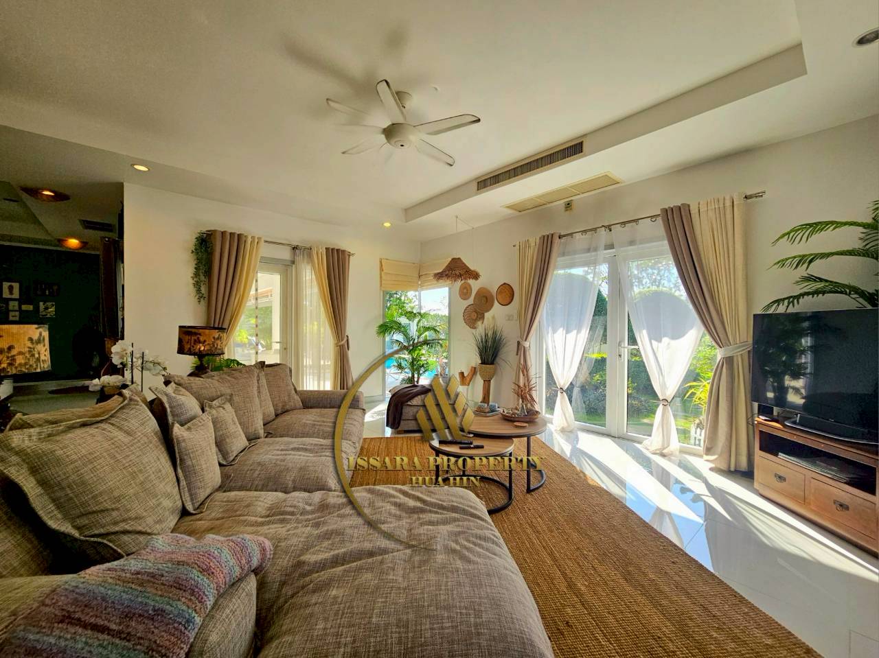 Luxury Tropical Pool Villa for Sale – Spacious Living in Prime Hua Hin Location