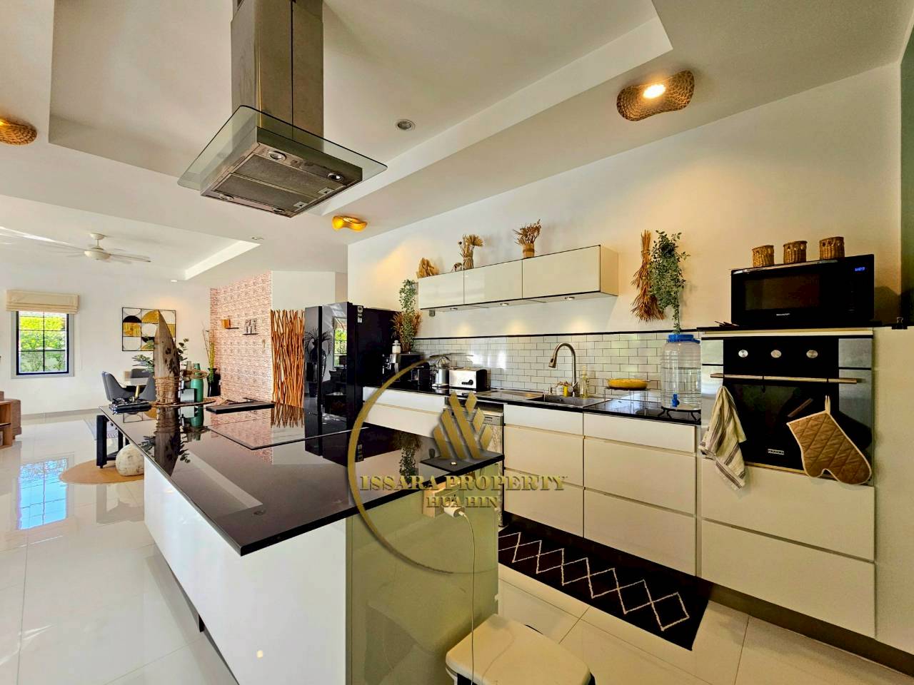 Luxury Tropical Pool Villa for Sale – Spacious Living in Prime Hua Hin Location
