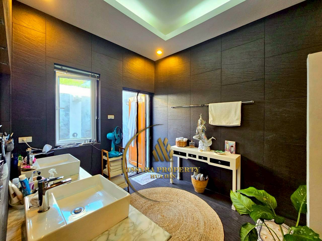 Luxury Tropical Pool Villa for Sale – Spacious Living in Prime Hua Hin Location