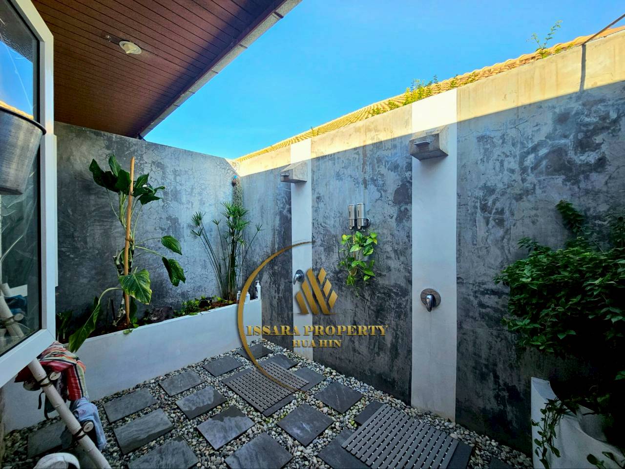 Luxury Tropical Pool Villa for Sale – Spacious Living in Prime Hua Hin Location