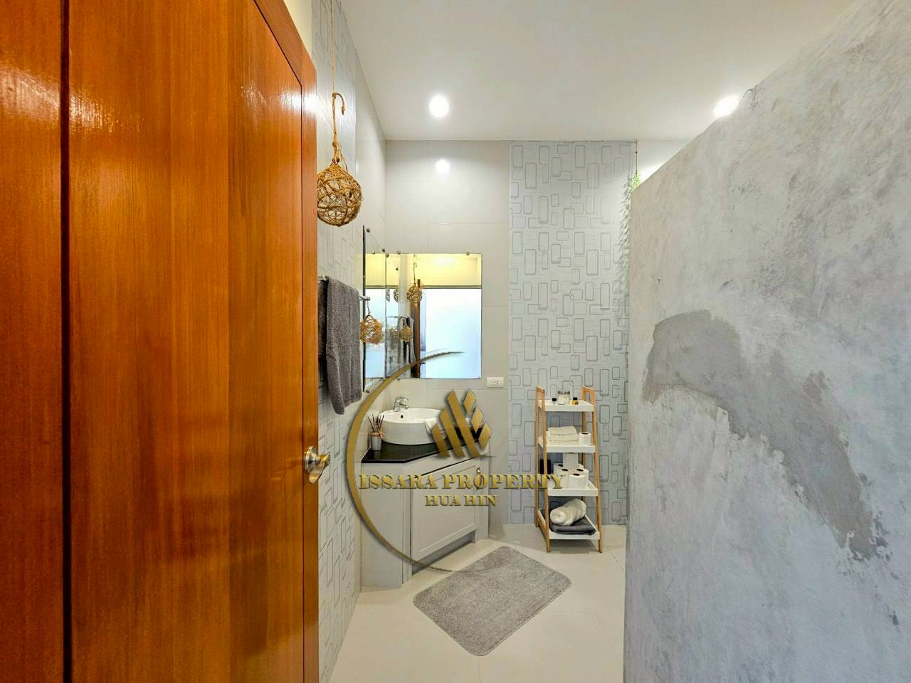 Luxury Tropical Pool Villa for Sale – Spacious Living in Prime Hua Hin Location