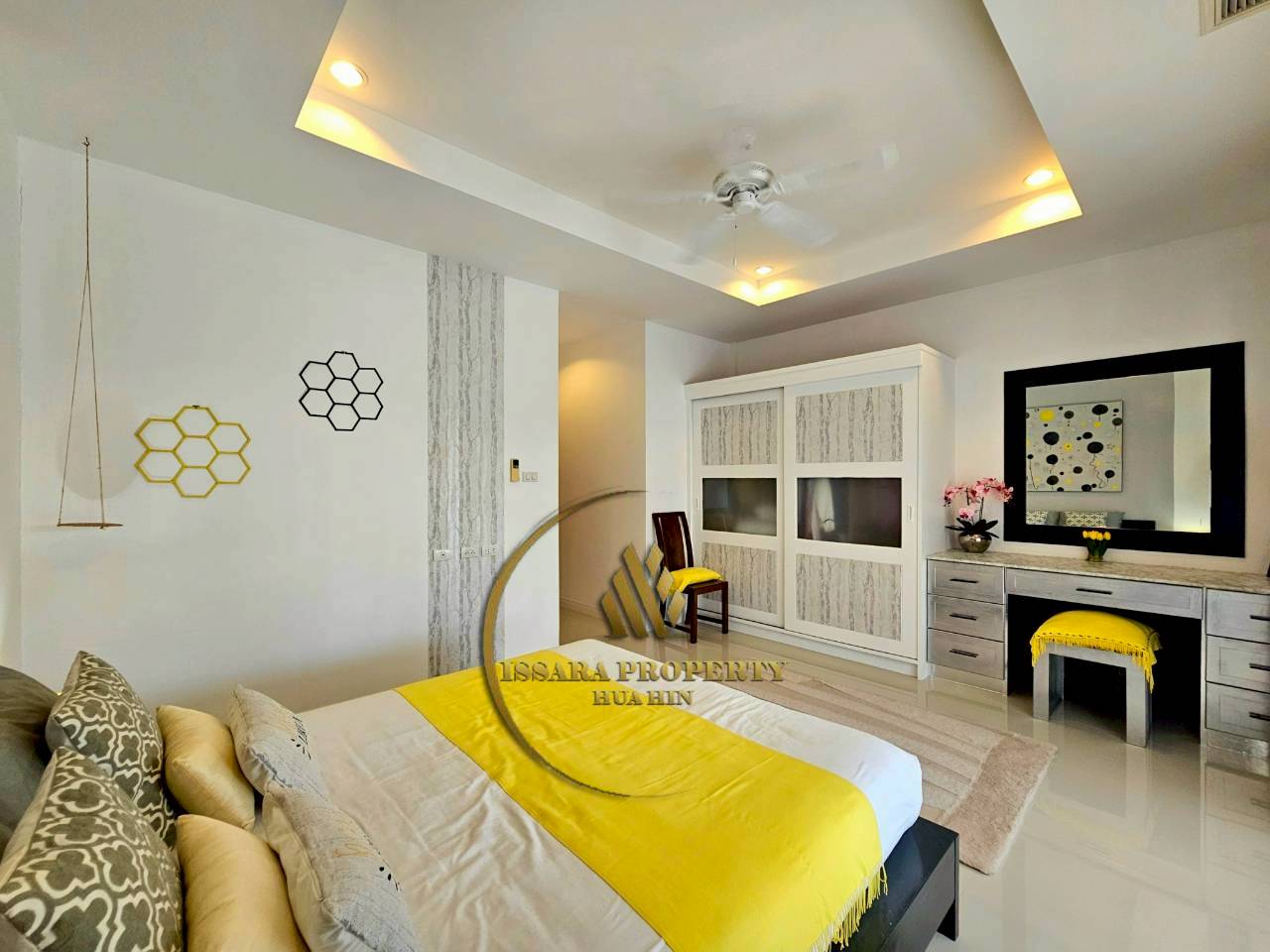 Luxury Tropical Pool Villa for Sale – Spacious Living in Prime Hua Hin Location