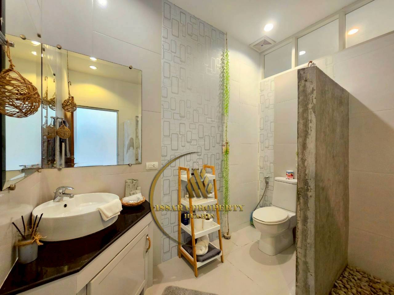 Luxury Tropical Pool Villa for Sale – Spacious Living in Prime Hua Hin Location