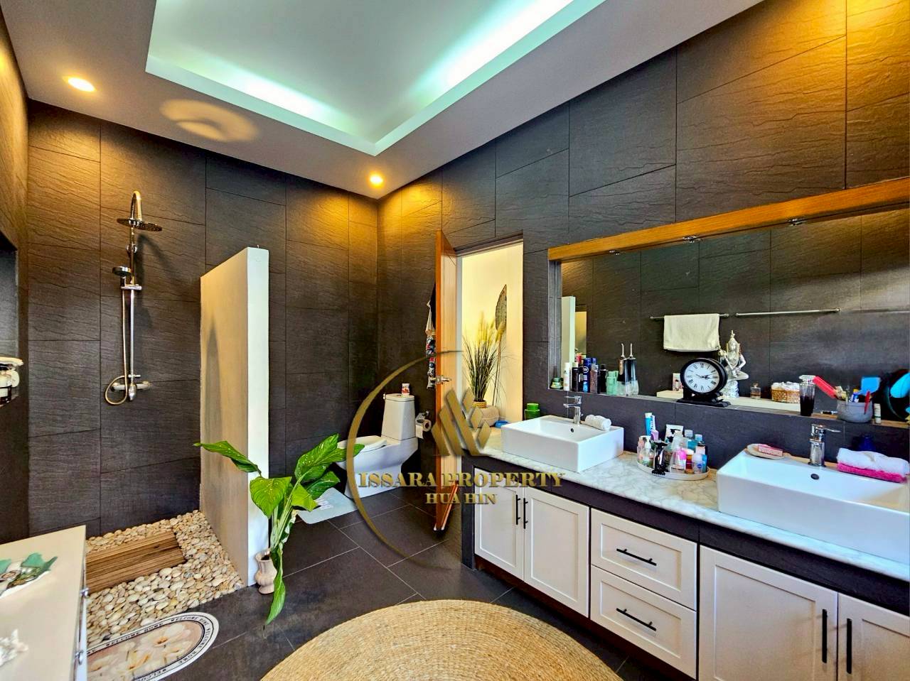 Luxury Tropical Pool Villa for Sale – Spacious Living in Prime Hua Hin Location