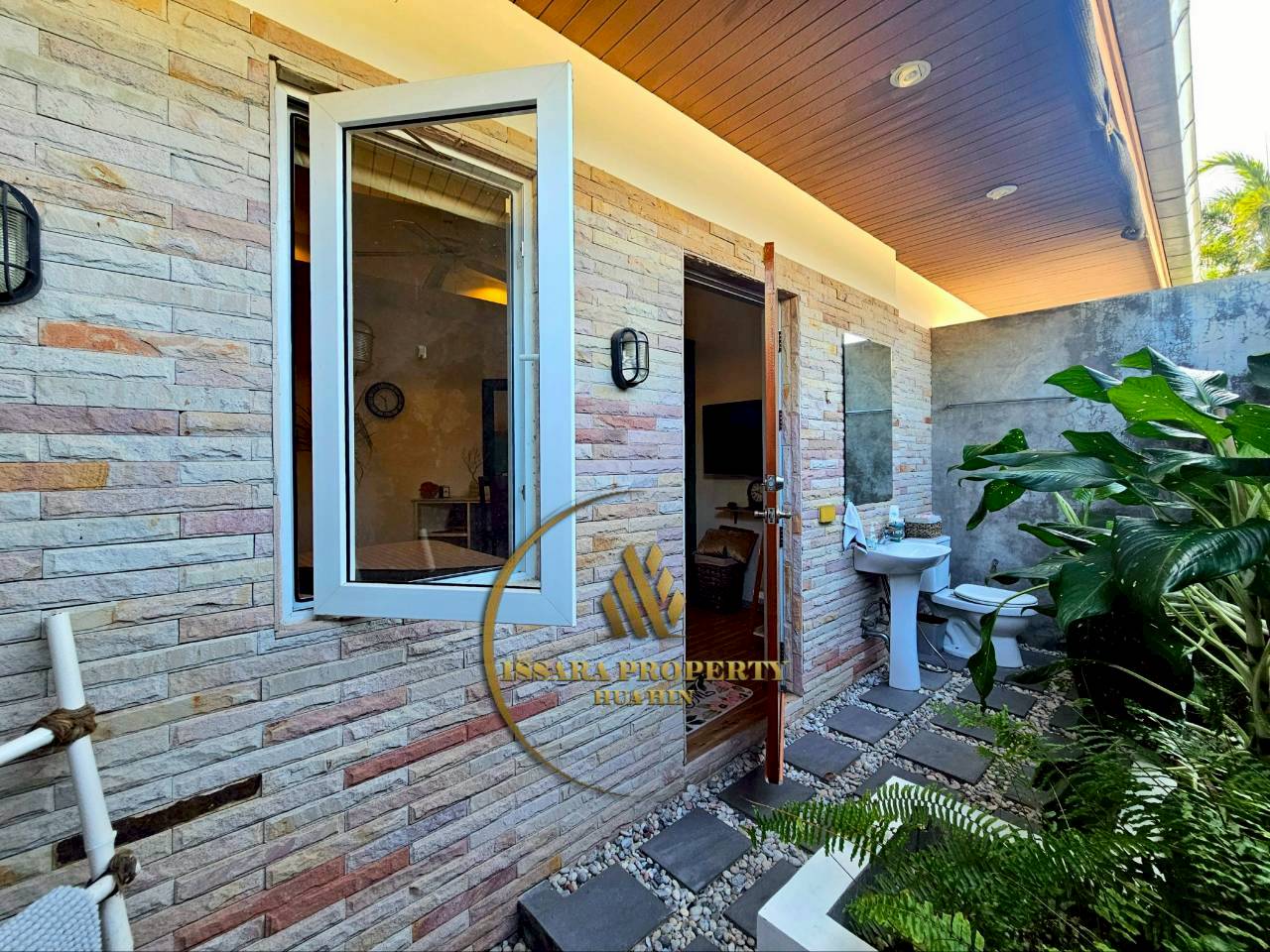 Luxury Tropical Pool Villa for Sale – Spacious Living in Prime Hua Hin Location