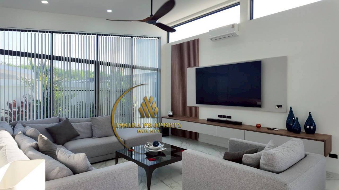 Elegant 5 Bedrooms Luxury Pool Villa with Separate Guest House On Large 1,000 SQM Plot