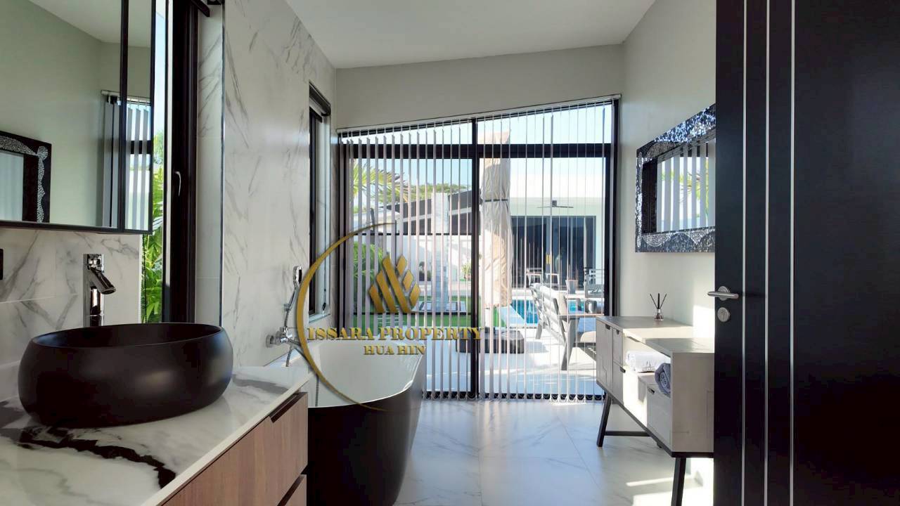 Elegant 5 Bedrooms Luxury Pool Villa with Separate Guest House On Large 1,000 SQM Plot